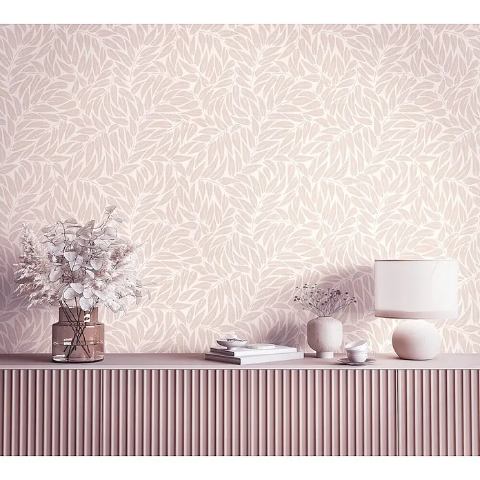 Marburg Boho Vliestapete Floral I - Beige, Floral, 10,05 x 0,53 m - Hellrosa Tapete mit botanischem Blattmuster und subtiler Textilstruktur, schmückt einen modernen Raum.