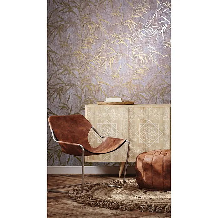 Marburg City Glow Vliestapete Uni II - Braun-Gold, Uni, 10,05 x 0,53 m - Brauner Leder-Schmetterlingsstuhl und gesteppter Hocker in einem stilvollen Raum mit gemustertem Holzschrank und dekorativer Wand.