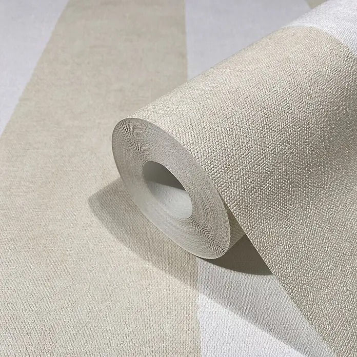 Marburg Vliestapete Streifen I - Weiß-Braun, Streifen, 10,05 x 0,53 m - Teilweise abgerollte, gestreifte Tapetenrolle in Beige und Weiß mit strukturierter, leinenartiger Oberfläche.