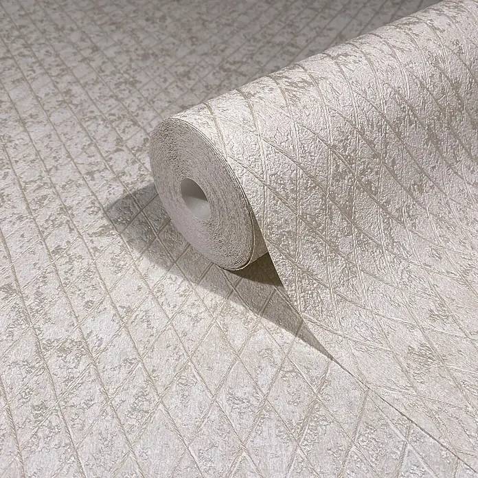 Marburg Ritus Vliestapete Grafik II - Beige, Grafisch, 10,05 x 0,53 m - Heller beigefarbener, texturierter Tapetenrolle mit schimmerndem diagonalem Rautenmuster, teilweise abgerollt.