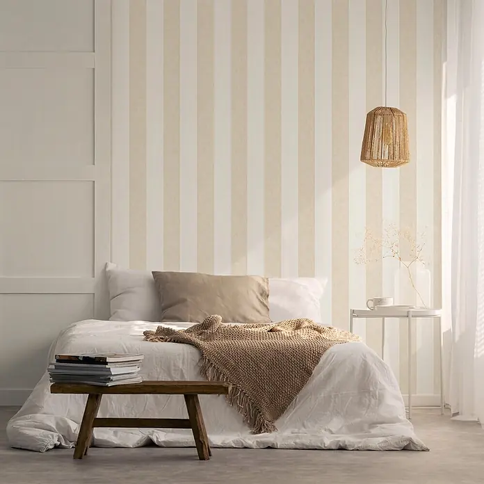 Marburg Vliestapete Streifen I - Weiß-Braun, Streifen, 10,05 x 0,53 m - Beige-weiß gestreifte Tapete an einer Schlafzimmerwand hinter einem Bett.