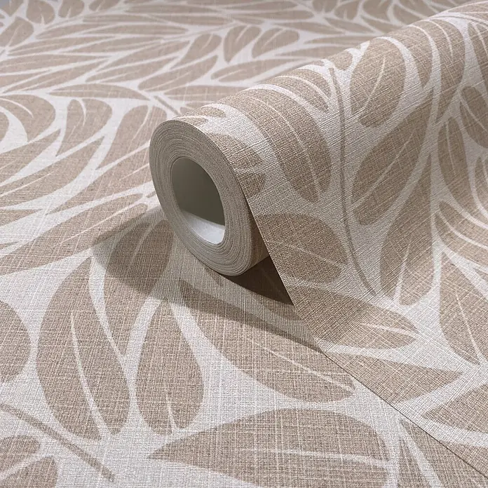 Marburg Boho Vliestapete Floral I - Beige-Braun, Floral, 10,05 x 0,53 m - Beige-weiße Tapetenrolle mit texturierter Leinenoptik und Blattmuster, teilweise abgerollt.