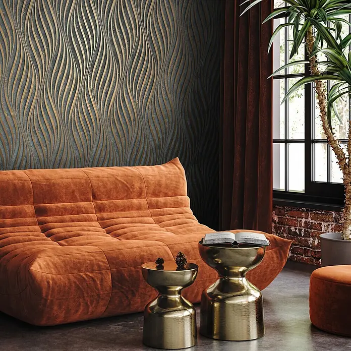 Marburg City Glow Vliestapete Welle - Schwarz-Kupfer, Wellen, 10,05 x 0,53 m - Goldene Wellenmuster-Tapete an einer dunklen Wand, die ein modernes Wohnzimmer mit orangefarbenem Sofa akzentuiert.