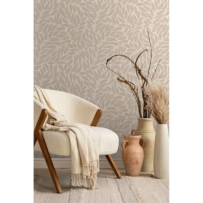 Marburg Boho Vliestapete Floral I - Beige-Braun, Floral, 10,05 x 0,53 m - Beigefarbene Tapete mit zartem weißem Blattmuster und subtiler Leinenstruktur, schmückt eine stilvolle Innenwand.