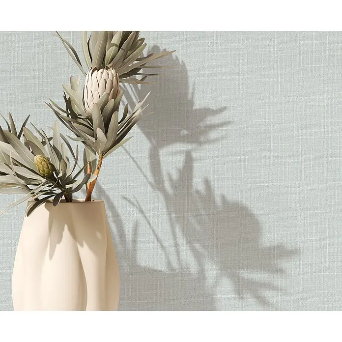 Marburg Boho Vliestapete Uni I - Grün-Grau, Uni, 10,05 x 0,53 m - Getrocknete Protea-Blumen in einer hellen, dekorativen Vase, mit Schatten.