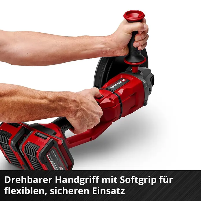 Einhell Professional Power X-Change 18V Akku-Winkelschleifer Axxio 36/230 Q - 18 V, Ohne Akku, Durchmesser Scheibe: 230 mm - Person hält rotes Elektrowerkzeug mit drehbarem Softgrip-Griff und zwei Akkus für flexiblen Einsatz.