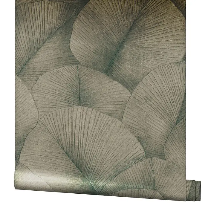 Marburg Kumano Vliestapete Floral - Gold, Floral, 10,05 x 0,53 m - Grünlich-graue Tapete mit großem, überlappendem Blattmuster, teilweise aufgerollt.