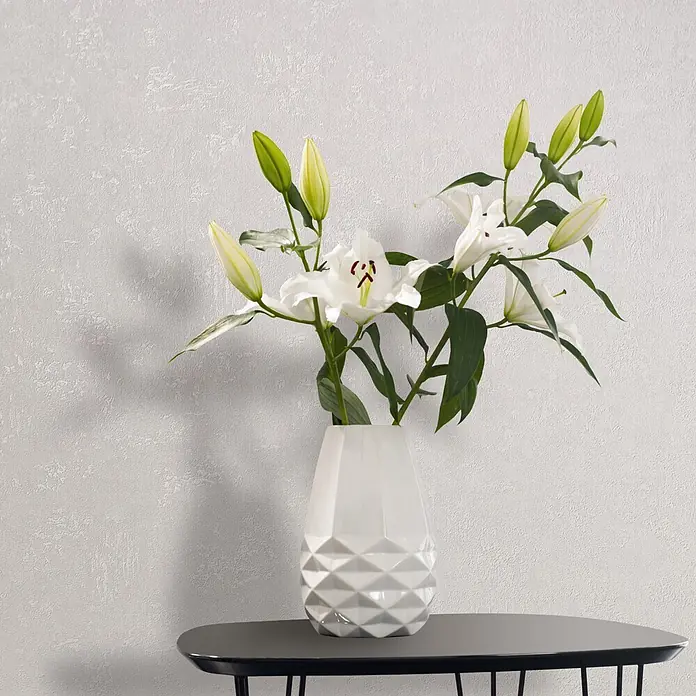 Marburg Kumano Vliestapete Struktur I - Weiß, Sonstiges, 10,05 x 0,53 m - Weiße geometrische Vase mit weißen Lilien auf einem dunklen Beistelltisch.