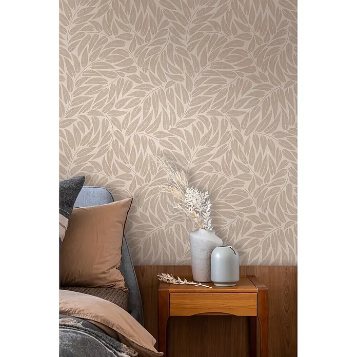 Marburg Boho Vliestapete Floral I - Beige-Braun, Floral, 10,05 x 0,53 m - Beige-cremefarbene Tapete mit organischem Blattmuster und subtiler Webtextur, die eine Zimmerwand verschönert.