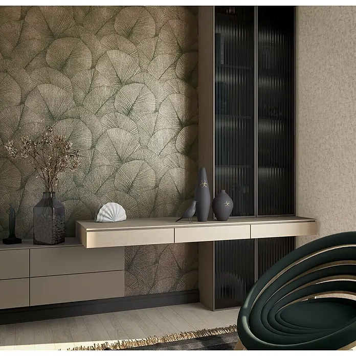 Marburg Kumano Vliestapete Floral - Gold, Floral, 10,05 x 0,53 m - "Wand mit aufwendiger grün-goldener Tapete mit Blattmuster, ergänzt durch einen hellen Holzschreibtisch und einen dunklen Wellglas-Schrank."