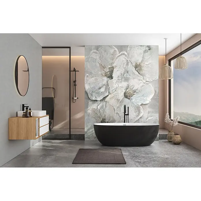 Marburg Whisper Vliestapete Putzoptik - Grau-Weiß, Sonstiges, 10,05 x 0,53 m - Schwarze freistehende Badewanne in einem modernen Badezimmer mit großer Blumenwandkunst.