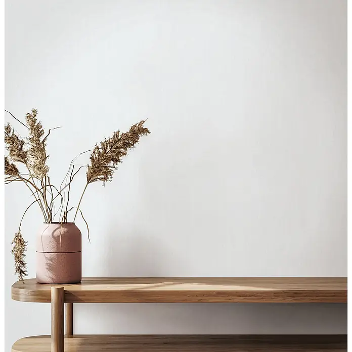 Marburg Boho Vliestapete Uni - Hellgrau, Uni, 10,05 x 0,53 m - Rosa strukturierte Vase mit getrocknetem Pampasgras auf einem Naturholzregal.