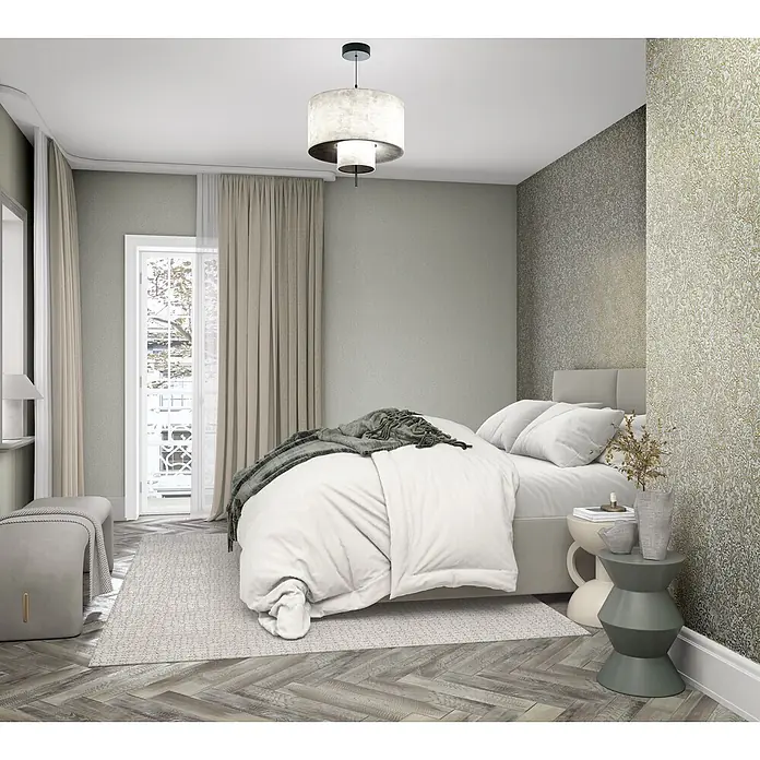 Marburg Ritus Vliestapete Floral - Blau-Gold, Floral, 10,05 x 0,53 m - Graue Stoff-Deckenleuchte hängt in einem modernen Schlafzimmer mit großem Bett und goldgemusterter Wand.