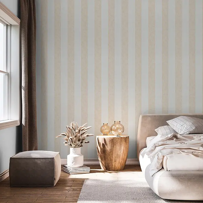 Marburg Vliestapete Streifen I - Weiß-Beige, Streifen, 10,05 x 0,53 m - Beigefarbene und cremeweiße gestreifte Tapete mit Textur an einer Schlafzimmerwand.