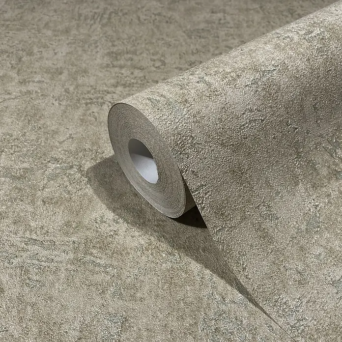 Marburg Kumano Vliestapete Struktur I - Grün-Braun, Sonstiges, 10,05 x 0,53 m - Texturierte beigefarbene Tapetenrolle, teilweise abgerollt, mit schimmerndem, abstraktem Design.