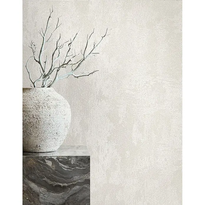 Marburg City Glow Vliestapete Struktur - Pearl, Sonstiges, 10,05 x 0,53 m - Strukturierte hellbeige Wand mit organischem Muster, als eleganter Hintergrund für eine Vase mit Ästen auf dunklem Marmor.