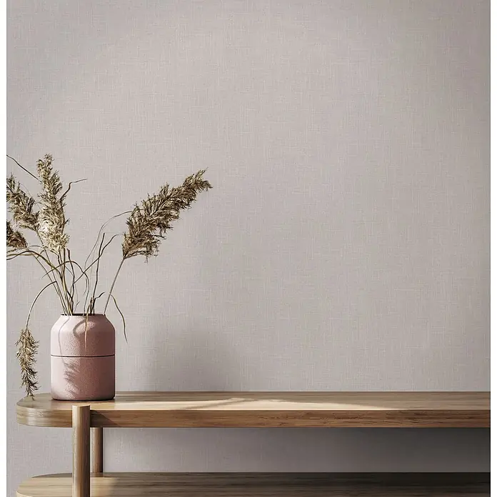 Marburg Boho Vliestapete Uni I - Greige, Uni, 10,05 x 0,53 m - Hellrosa Vase mit getrocknetem Pampasgras auf einem hellen Holzregal.