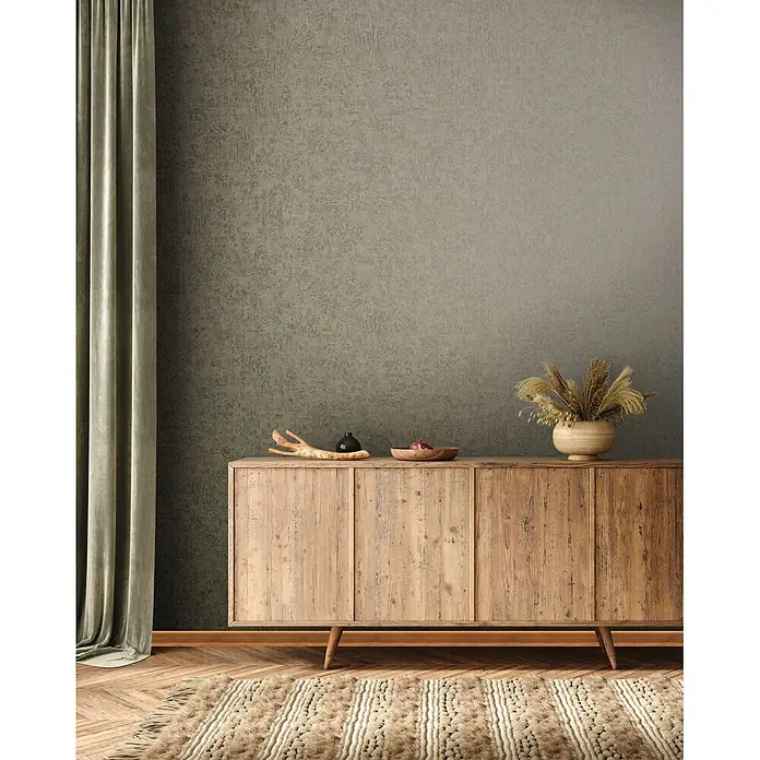 Marburg Kumano Vliestapete Struktur I - Grün-Braun, Sonstiges, 10,05 x 0,53 m - Helles Holz Sideboard mit Mid-Century Beinen, dekoriert mit Vase und Schale, in modernem Wohnzimmer.