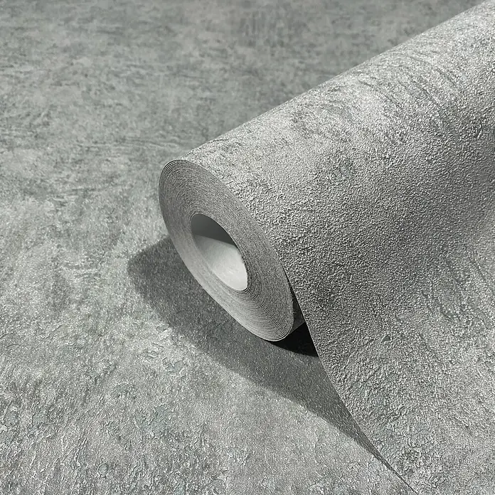 Marburg Kumano Vliestapete Struktur I - Grau-Blau, Sonstiges, 10,05 x 0,53 m - Teilweise abgerollte Rolle grauer strukturierter Tapete mit Metallic-Finish.