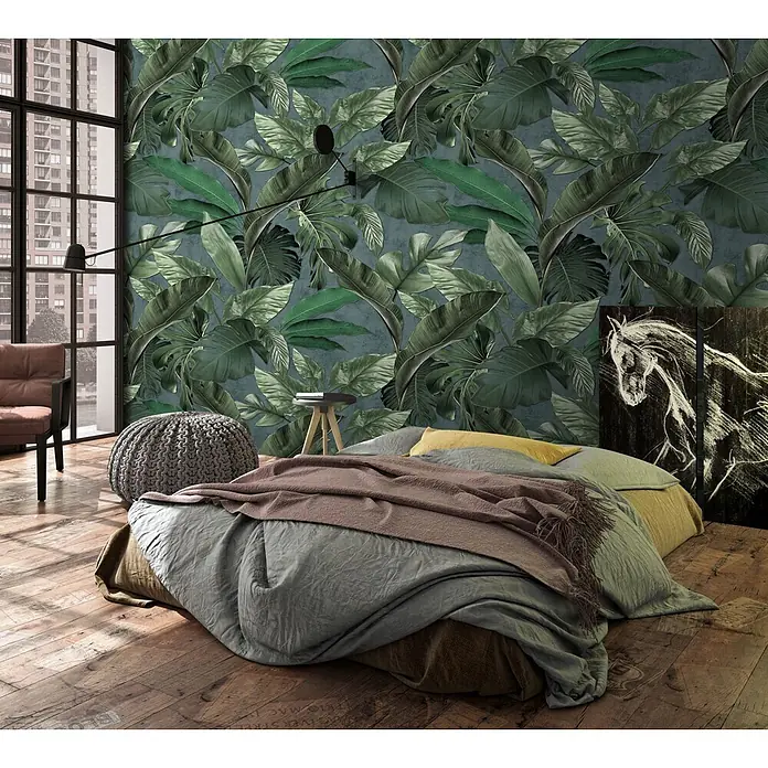 Marburg Loft Superior Fototapete Urban Jungle - B x H: 159 mm x 270 cm, Vlies, Grün - Grüne tropische Blättertapete auf dunklem Hintergrund an einer Schlafzimmerwand hinter einem Bett.