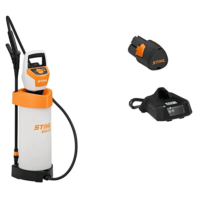 Stihl Akku-Drucksprühgerät SGA 30 Set - 11 V, Li-Ionen, 1 Akku, Betriebsdruck: 1,5 bar - 2,5 bar - STIHL SGA 30 Akku-Sprühgerät mit weißem Tank, orangefarbenen Akzenten, schwarzem Akku und Ladegerät. Einsatzbereites Sprühset.