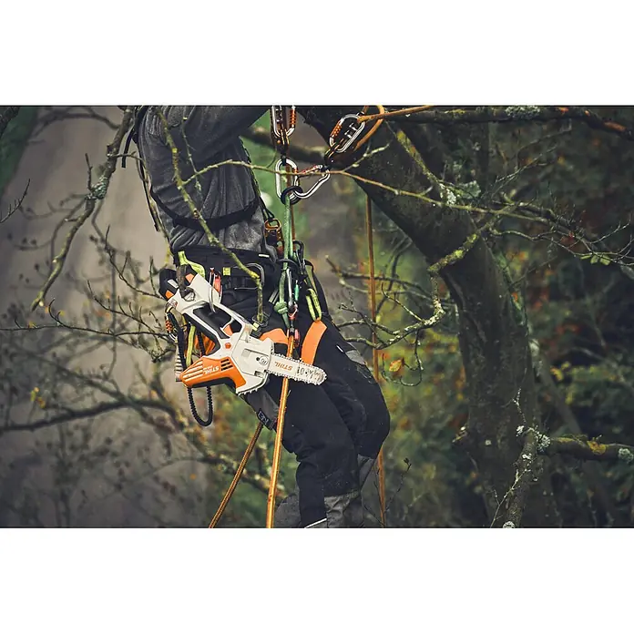 Stihl Führungsschiene - Passend für: Stihl Akku-Gehölzschneider GTA 30 und STIHL GTA 40 - Ein Arborist im Baum mit Kletterausrüstung und einer Stihl Kettensäge, bereit zur Baumpflege.