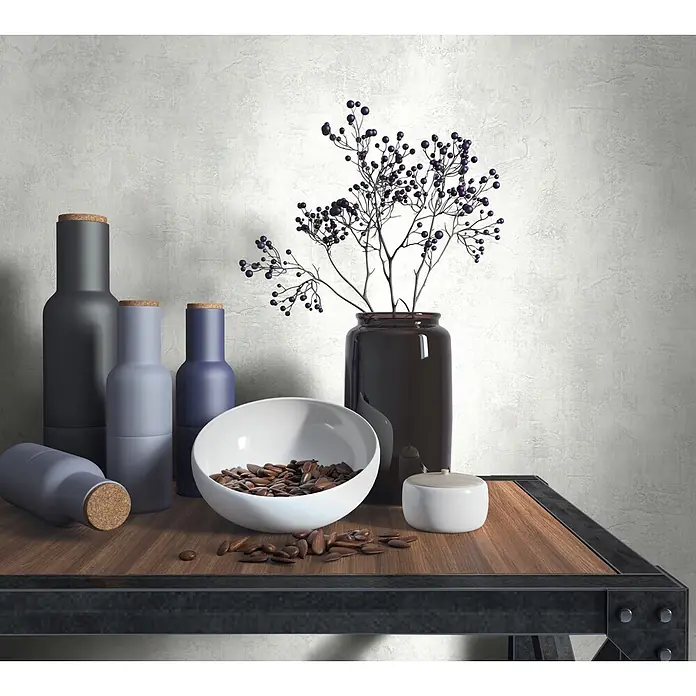 Marburg Loft Superior Vliestapete Struktur I - Greige, Sonstiges, 10,05 x 0,53 m - Eine Sammlung moderner Dekoartikel auf einem Holzregal: Flaschen, eine Schale Samen, eine Vase mit Beeren, ein kleiner Behälter.