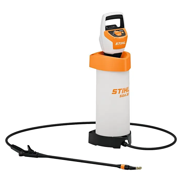 Stihl Akku-Drucksprühgerät SGA 30 SOLO - Li-Ionen, Ohne Akku, Betriebsdruck: 1,5 bar - 2,5 bar - Weißer und oranger STIHL SGA 30 Sprühgerät mit schwarzem Schlauch und Düse für Gartenanwendungen.