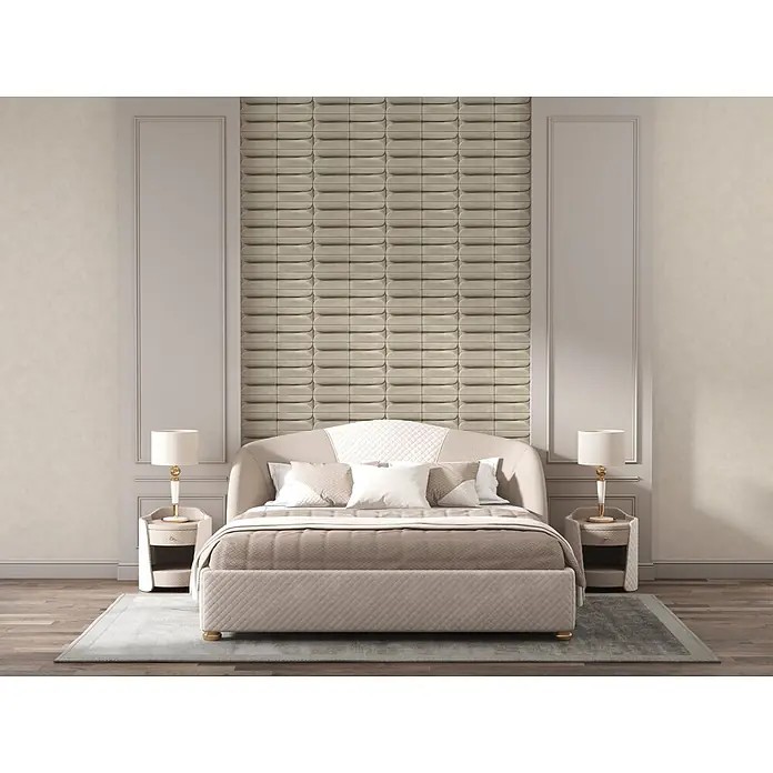 Marburg Shades Iconic Vliestapete Grafik III - Beige, Grafisch, 10,05 x 0,53 m - Ein gepolstertes Bett mit gestepptem Kopfteil und Untergestell, umgeben von Nachttischen und Lampen, in einem Schlafzimmer in neutralen Tönen.