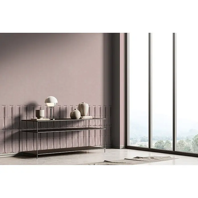 Marburg Shades Iconic Vliestapete Grafik III - Rosa, Grafisch, 10,05 x 0,53 m - Dreistufiger schwarzer Konsolentisch mit Metallrahmen vor einer rosafarbenen Strukturwand, mit Lampe und Vasen.