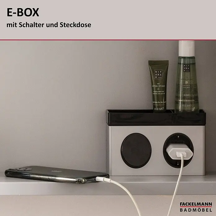 Fackelmann Luxor Spiegelschrank - B x H: 800 x 680 mm, Steinesche Holzoptik - Silberne E-BOX mit schwarzem Schalter und Steckdose, lädt ein Smartphone. Kosmetikflaschen stehen oben.