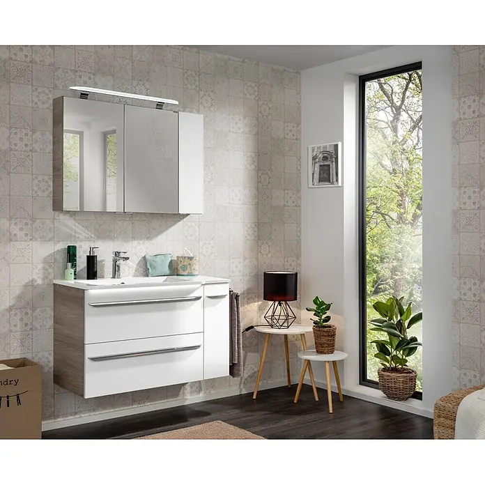 Fackelmann Luxor Waschtisch - Ablage rechts - Weißer Badunterschrank mit Holzapplikationen, Chromgriffen, integriertem Waschbecken und Spiegelschrank mit Beleuchtung.
