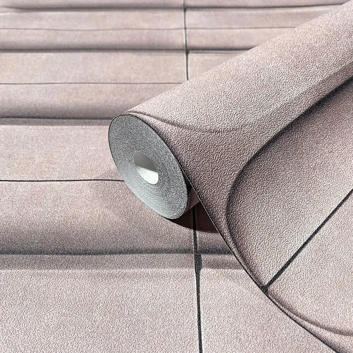 Marburg Shades Iconic Vliestapete Grafik III - Rosa, Grafisch, 10,05 x 0,53 m - Teilweise abgerollte beige Tapetenrolle mit strukturierter, rechteckiger Ziegelsteinmusterung.