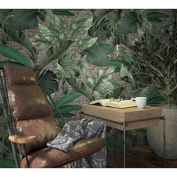 Marburg Loft Superior Fototapete Urban Jungle - B x H: 159 mm x 270 cm, Vlies, Grün-Greige - Brauner Ledersessel mit grauem Plaid neben einem Holztisch mit Buch, Brille und Tasse, schafft einen gemütlichen Lesebereich.