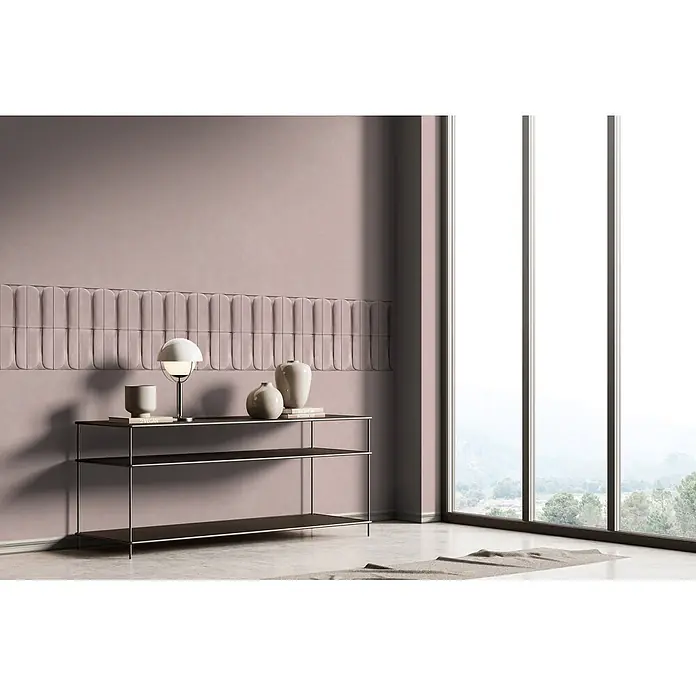 Marburg Shades Iconic Vliestapete Grafik III - Rosa, Grafisch, 10,05 x 0,53 m - Ein eleganter Konsolentisch in Schwarz und Silber in einem modernen Raum, mit Lampe, Vasen und Büchern.