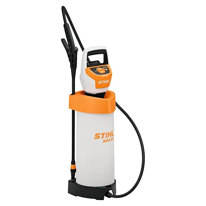 Stihl Akku-Drucksprühgerät SGA 30 Set - 11 V, Li-Ionen, 1 Akku, Betriebsdruck: 1,5 bar - 2,5 bar - Weiß-orange STIHL SGA 30 Akku-Sprühgerät mit schwarzem Griff, Schlauch und Sprühlanze.