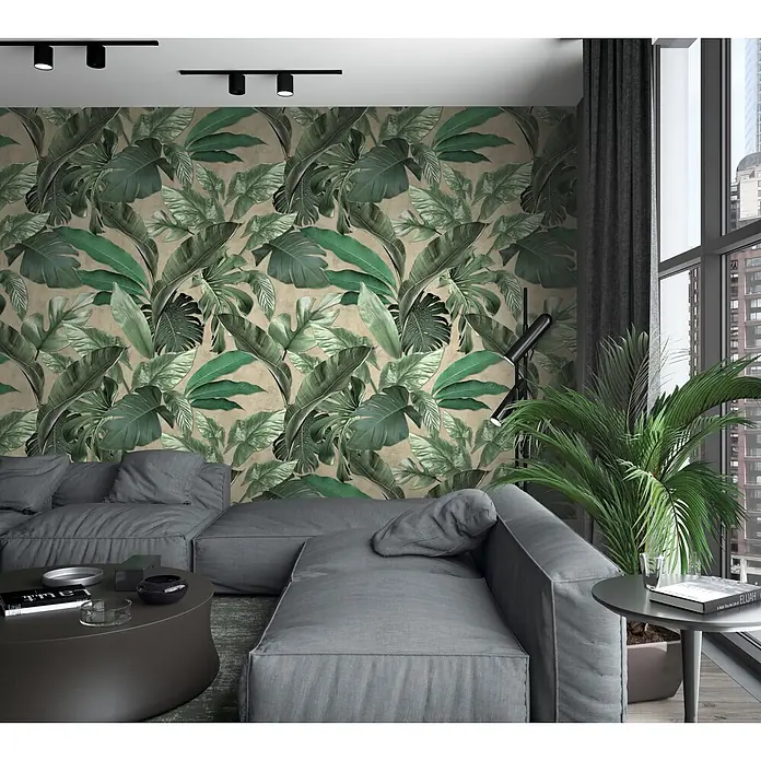 Marburg Loft Superior Fototapete Urban Jungle - B x H: 159 mm x 270 cm, Vlies, Grün-Beige - Geräumiges graues Stoff-Ecksofa in einem modernen Wohnzimmer, das bequeme Sitzgelegenheiten bietet.