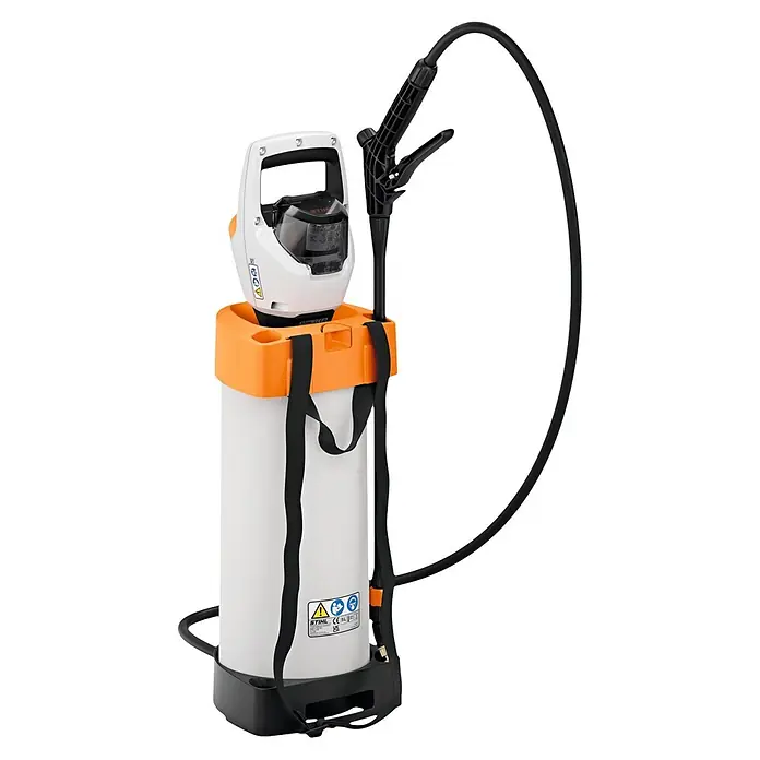 Stihl Akku-Drucksprühgerät SGA 30 SOLO - Li-Ionen, Ohne Akku, Betriebsdruck: 1,5 bar - 2,5 bar - Weiß-orange Stihl Akku-Sprühgerät mit schwarzem Schlauch, Düse und Trageriemen für den Garten.