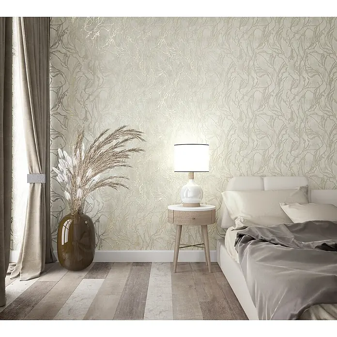 Marburg City Glow Vliestapete Grafik - Beige, Grafisch, 10,05 x 0,53 m - Helle beigefarbene Tapete mit feinem, metallisch goldenem Rankenmuster, schmückt eine Schlafzimmerwand.