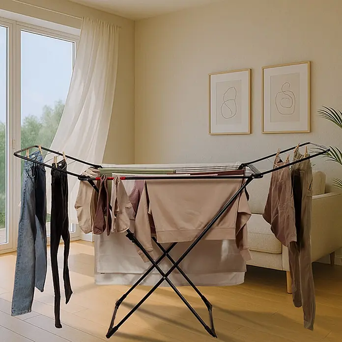 Vileda Flügel-Wäscheständer Universal Ultimate - Länge Wäscheleine: 18 m, L x B x H: 180 x 55 x 108 cm - Schwarzer Wäscheständer beladen mit Kleidung in einem hellen Raum.