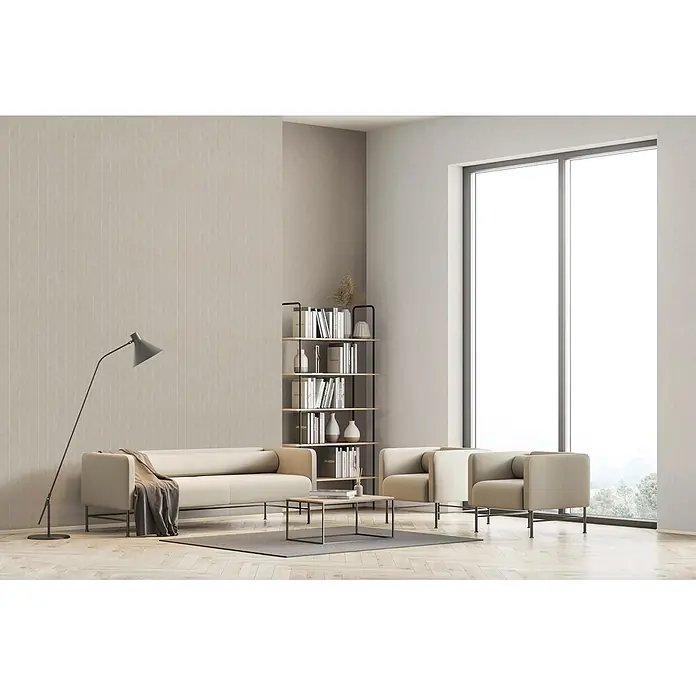 Marburg Shades Iconic Vliestapete Streifen - Grau, Streifen, 10,05 x 0,53 m - Modernes Wohnzimmer mit beigem Sofa, zwei Sesseln, einem Couchtisch und einem hohen Bücherregal, auf hellem Holzboden an einem großen Fenster.
