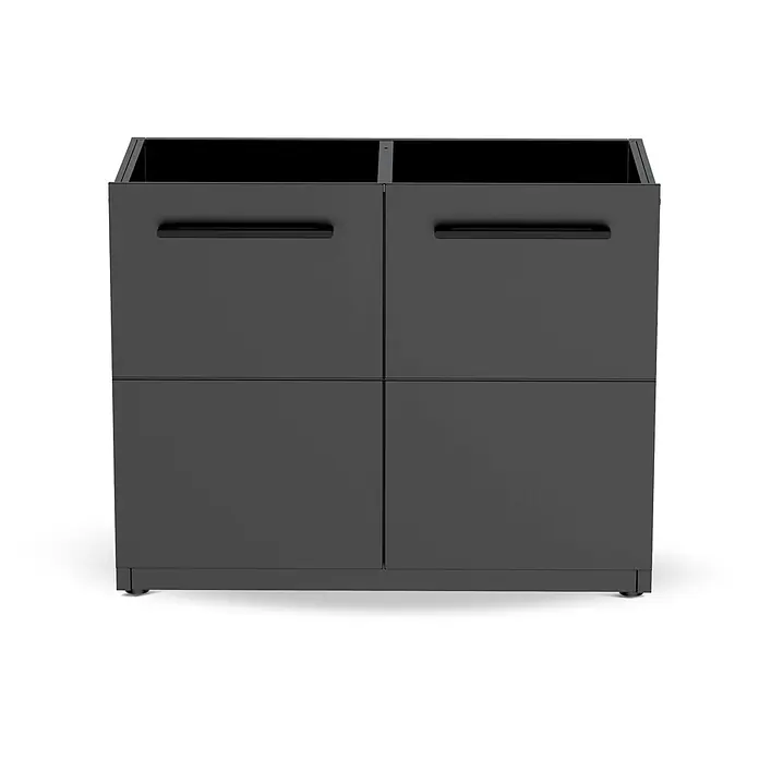 Cozze Elements Outdoorküchen-Modul Spüle - Schwarz, B x T x H: 110 x 60 x 88,5 cm, Stahl - Dunkelgrauer Unterschrank mit vier Fächern, zwei oberen Schubladen und zwei unteren Türen, mit zwei horizontalen Griffen.