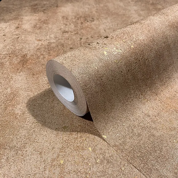 Marburg City Glow Vliestapete Uni - Braun, Uni, 10,05 x 0,53 m - Strukturierte Bronzetapetenrolle mit goldenen Metallic-Sprenkeln, teilweise abgerollt.