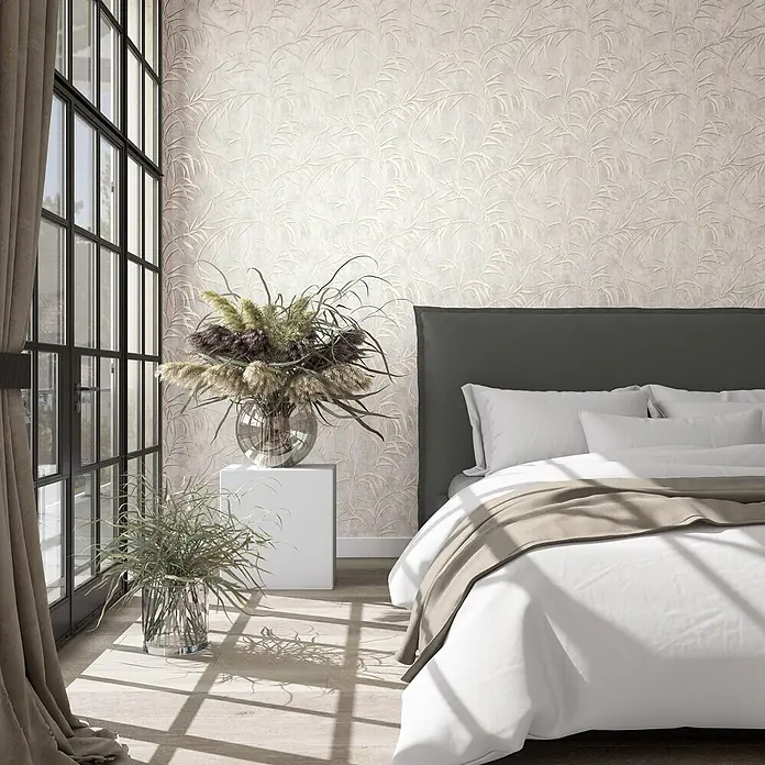 Marburg City Glow Vliestapete Uni II - Beige, Uni, 10,05 x 0,53 m - Hellbeige Tapete mit zartem erhabenem Pflanzenmuster in einem modernen Schlafzimmer.