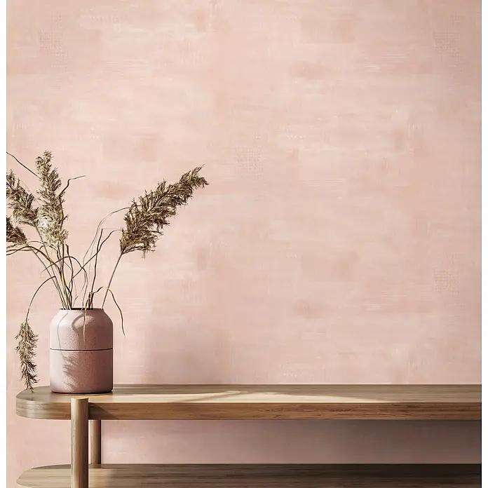 Marburg Novamur Plus Fresh UP Vliestapete Uni I - Rot-Beige, Uni, 10,05 x 0,53 m - Rosa strukturierte Vase mit Trockenpflanzen auf einem hellen Holzregal.