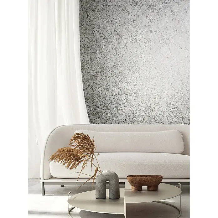 Marburg City Glow Vliestapete Ornamental - Grau, Ornament, 10,05 x 0,53 m - Verwitterte silbergraue Tapete mit ornamentalem Barockmuster, die einen eleganten Hintergrund in einem modernen Raum bildet.