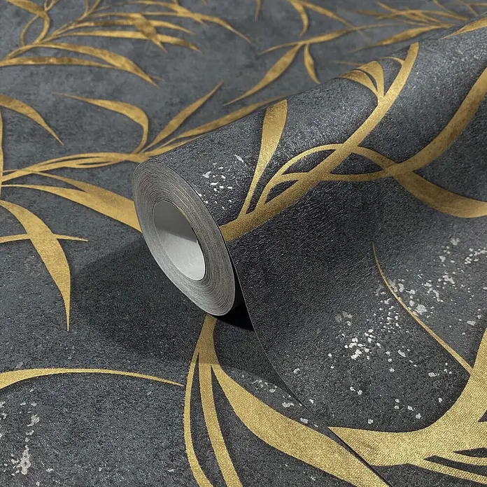 Marburg City Glow Vliestapete Uni II - Schwarz-Gold, Uni, 10,05 x 0,53 m - Rolle dunkelgrauer Tapete mit metallischen Goldblattmustern und silbernen Sprenkeln, teilweise abgerollt.