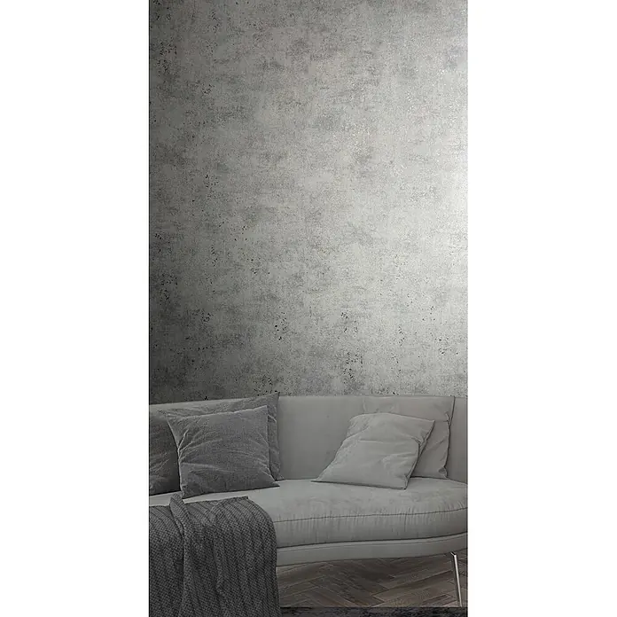 Marburg City Glow Vliestapete Uni - Steingrau, Uni, 10,05 x 0,53 m - Distressed silber-graue Wandverkleidung mit subtilen Goldakzenten, als elegante Kulisse über einem Sofa.