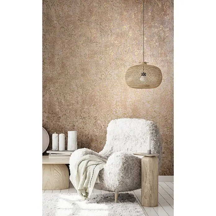 Marburg City Glow Vliestapete Ornamental - Braun-Gold, Ornament, 10,05 x 0,53 m - Texturierte Roségold-Tapete mit antikem Gold-Damastmuster in einer Wohnzimmereinrichtung.