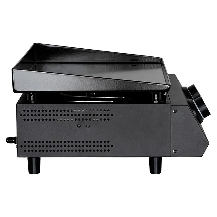 Cozze Plancha-Grill G 400 - Grillfläche (B x T): 48 x 35 cm, Anzahl Brenner: 2 Stk., Schwarz - Schwarze Gasgrillplatte mit perforierten Seiten, Bedienknöpfen und geneigter Kochfläche.